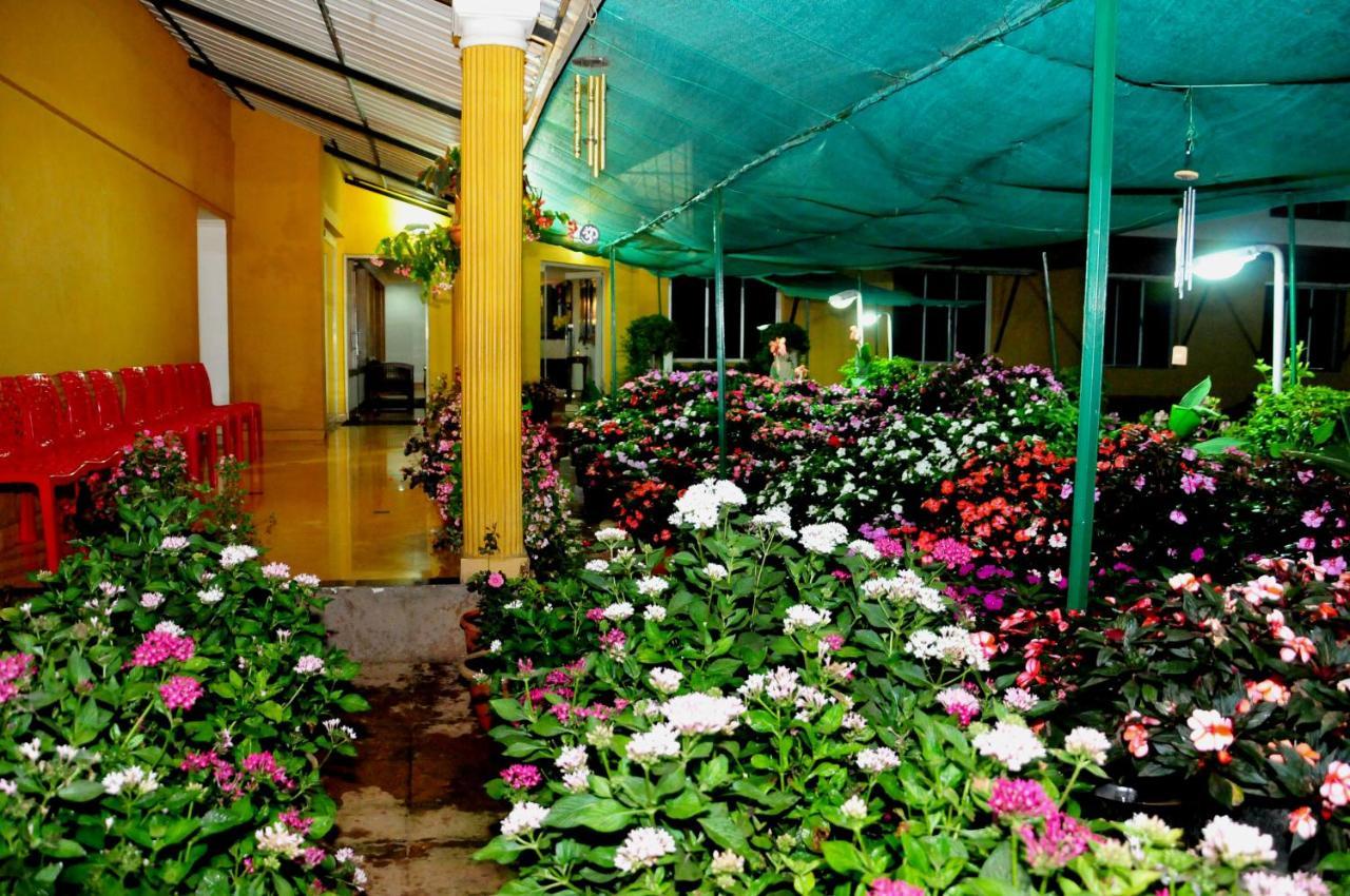 Sri Venkateshwara Residency Hotel Madikeri Bagian luar foto