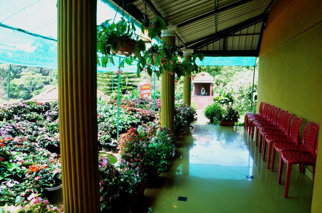 Sri Venkateshwara Residency Hotel Madikeri Bagian luar foto